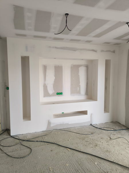 Étagères et niches en plaques de plâtre dans un salon moderne