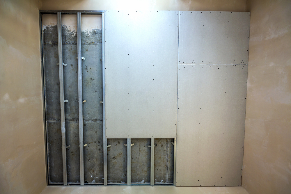 Montage d’une contre-cloison sur ossature métallique